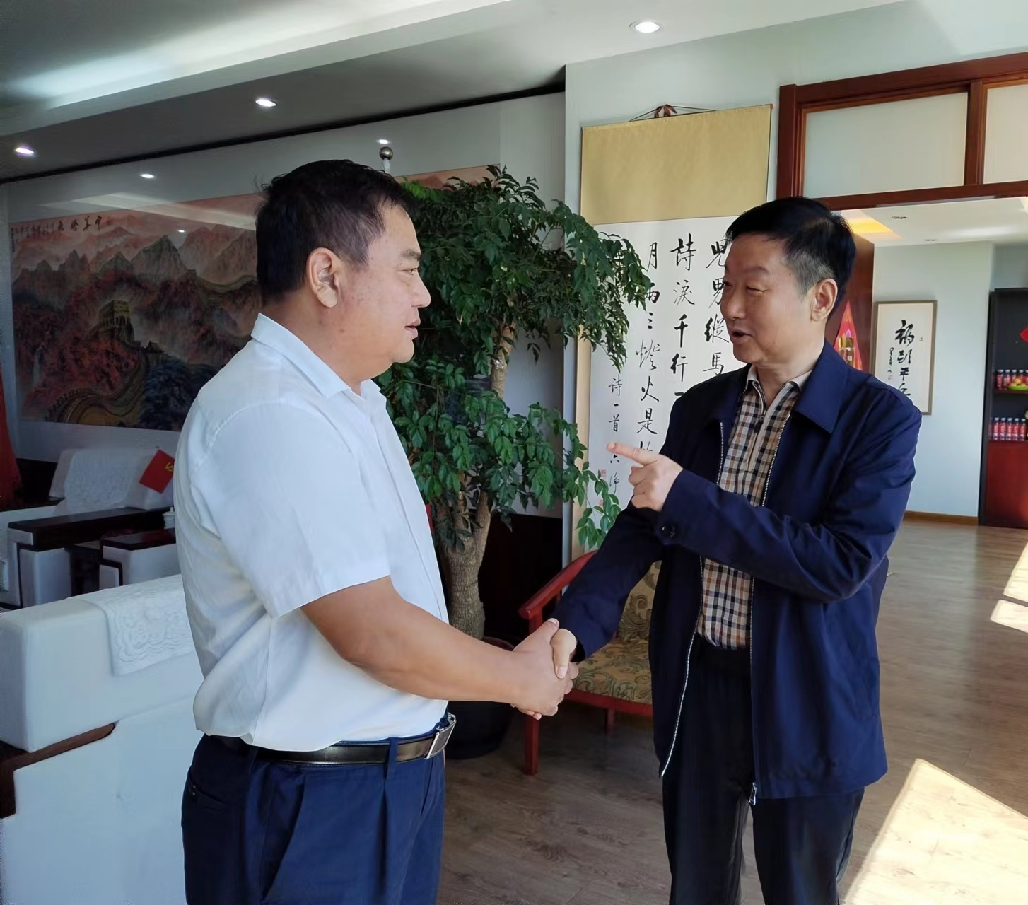 云南瀾滄縣縣長左應(yīng)華一行到訪岳氏集團(tuán)總部