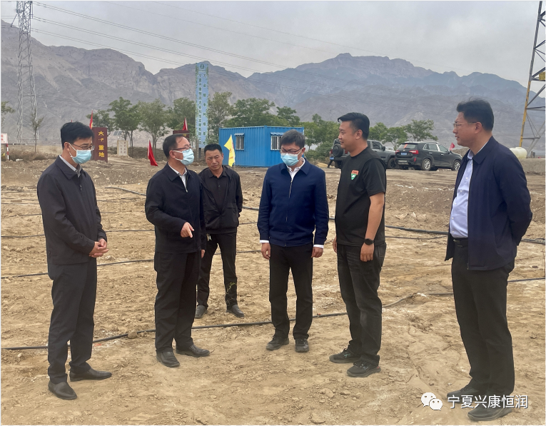 石嘴山市委書記王剛及市領(lǐng)導(dǎo)趙會勇、王宇翔蒞臨公司萬畝酸棗種植基地現(xiàn)場調(diào)研指導(dǎo)工作
