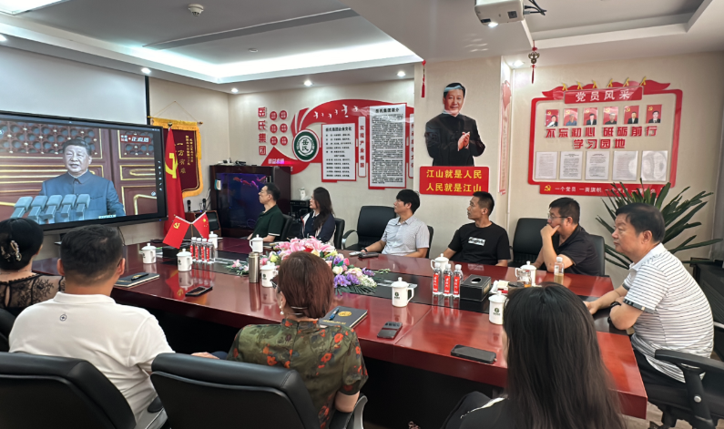 岳氏集團組織觀看抗戰(zhàn)勝利閱兵，愛國情懷激蕩人心